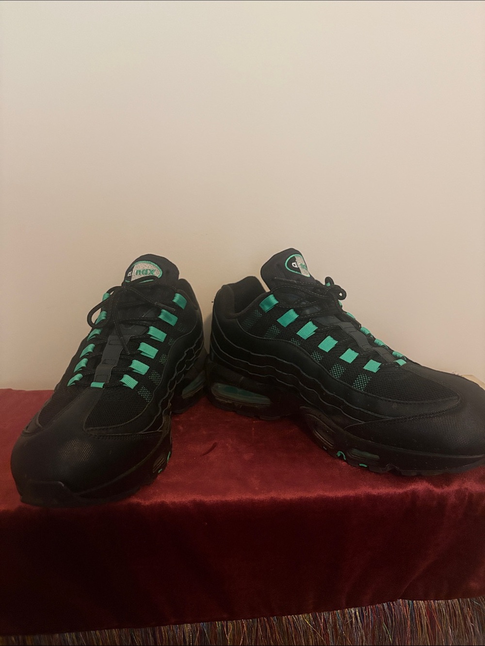 Nike Men’s Black Sneakers with Teal Accent Detailing - Picture 2 of 2